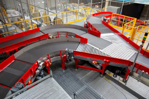 conveyor-sorting-belt-distribution-warehouse